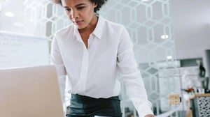 pwr-img_bg_afro-woman-laptop